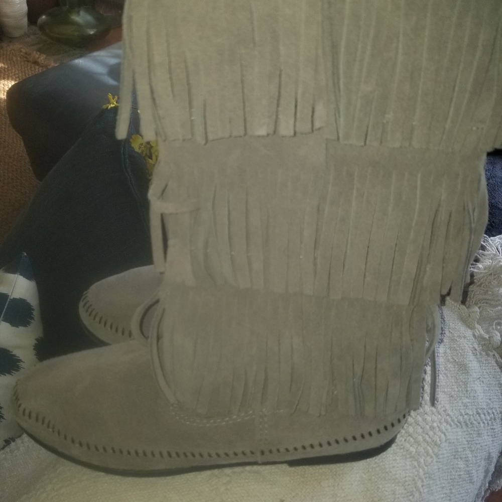 Minnetonka size 9